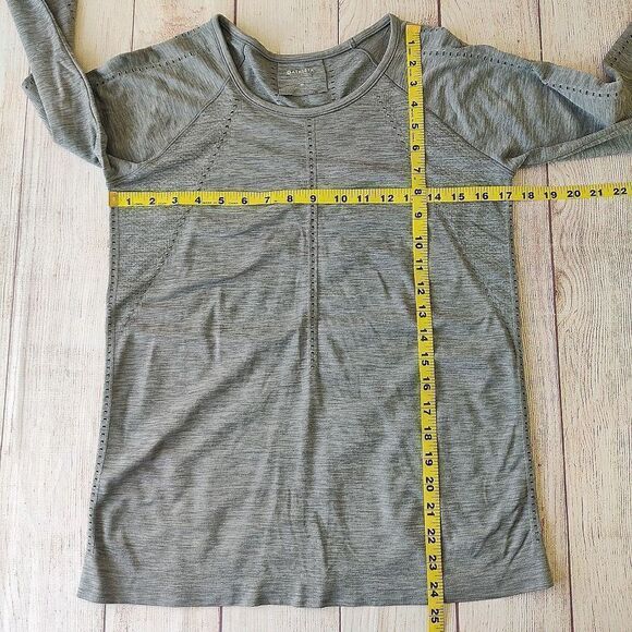 Athleta Foothill seamless laser cut long sleeve top M - Picture 8 of 9